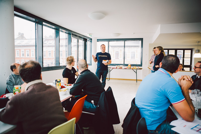 Shop-Partner beim gemeinsamen Frühstück werden von Phil begrüßt