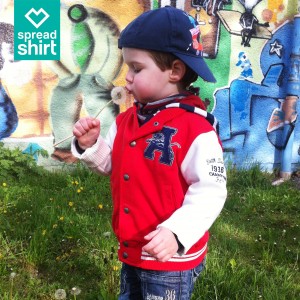 Süßes Kind in Collegejacke