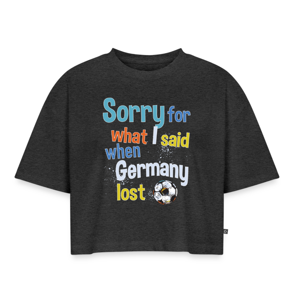 Dunkelgraues Crop-T-Shirt mit buntem Aufdruck „Sorry for what I said when Germany lost“ und Fußballmotiv.
