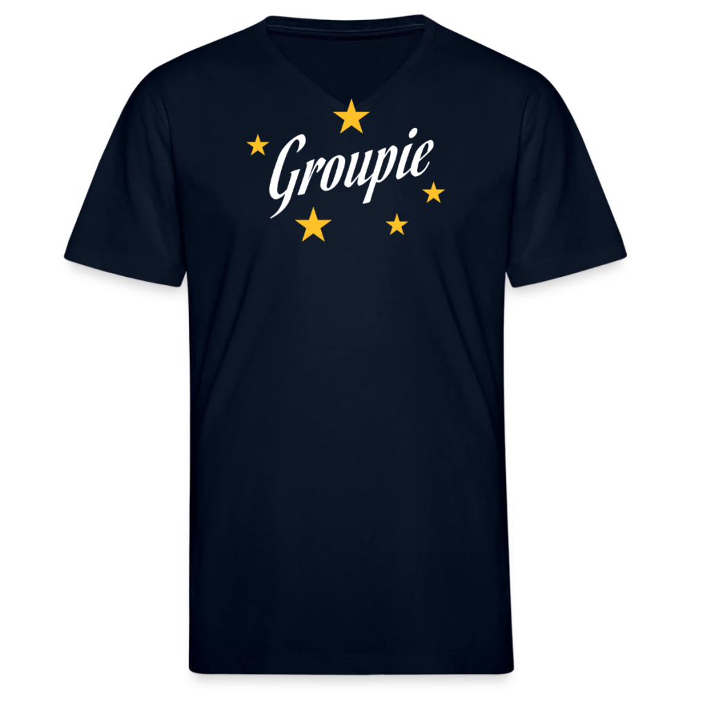 Dunkelblaues T-Shirt mit dem Schriftzug „Groupie“ in Weiß, umgeben von gelben Sternen im Stil der EU-Flagge.
