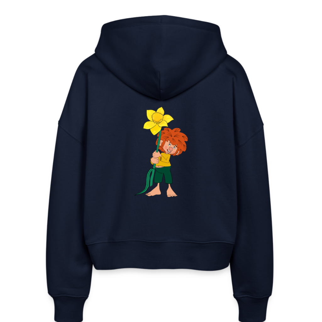 Dunkelblauer Hoodie als offizielles Pumuckl Fan-Merch mit Pumuckl auf der Rückseite, der eine große gelbe Blume hält.